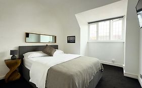 One-Bedroom Flat In Cheam Village