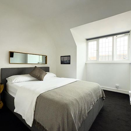 One-Bedroom Flat In Cheam Village Exterior photo