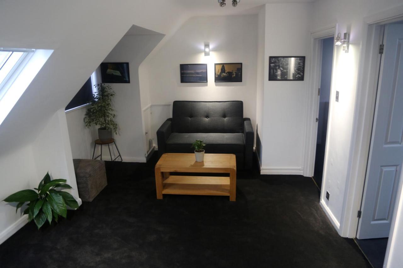 One-Bedroom Flat In Cheam Village Exterior photo