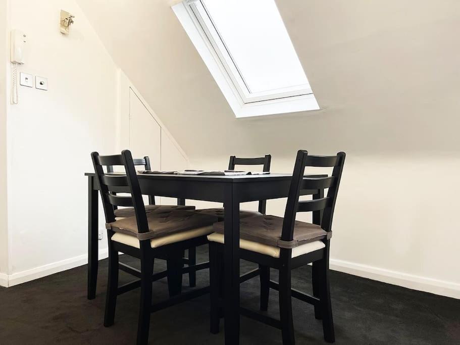 One-Bedroom Flat In Cheam Village Exterior photo