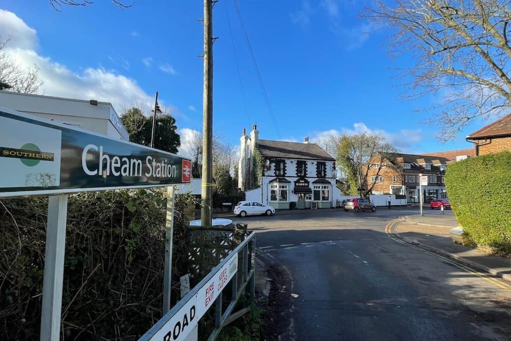 One-Bedroom Flat In Cheam Village Exterior photo