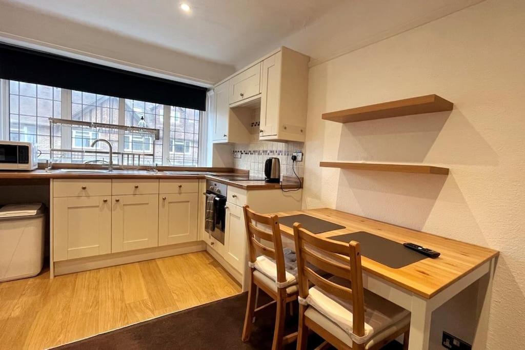 One-Bedroom Flat In Cheam Village Exterior photo