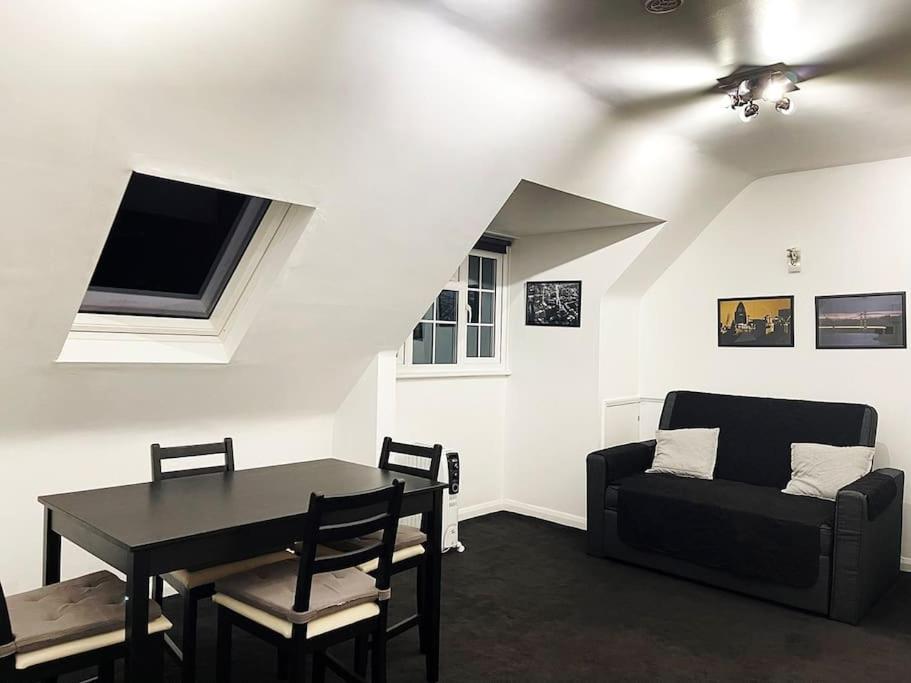 One-Bedroom Flat In Cheam Village Exterior photo