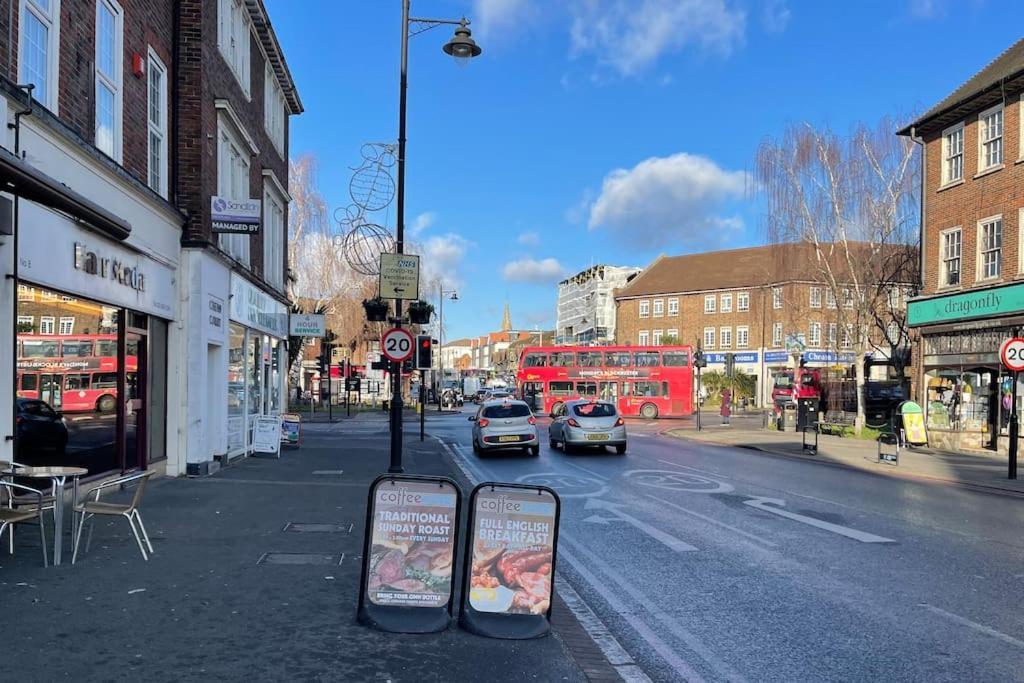 One-Bedroom Flat In Cheam Village Exterior photo