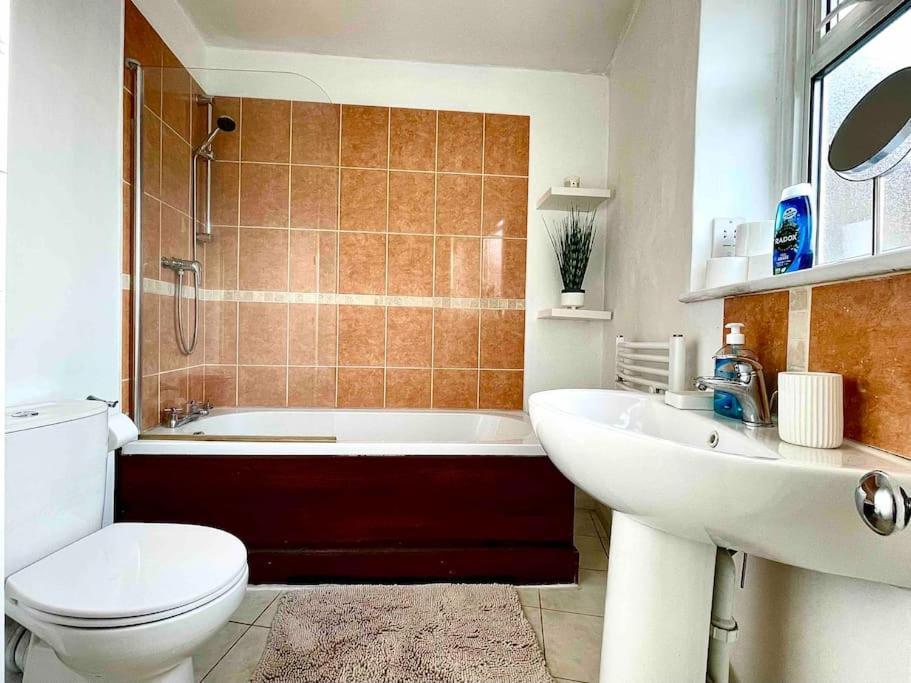 One-Bedroom Flat In Cheam Village Exterior photo