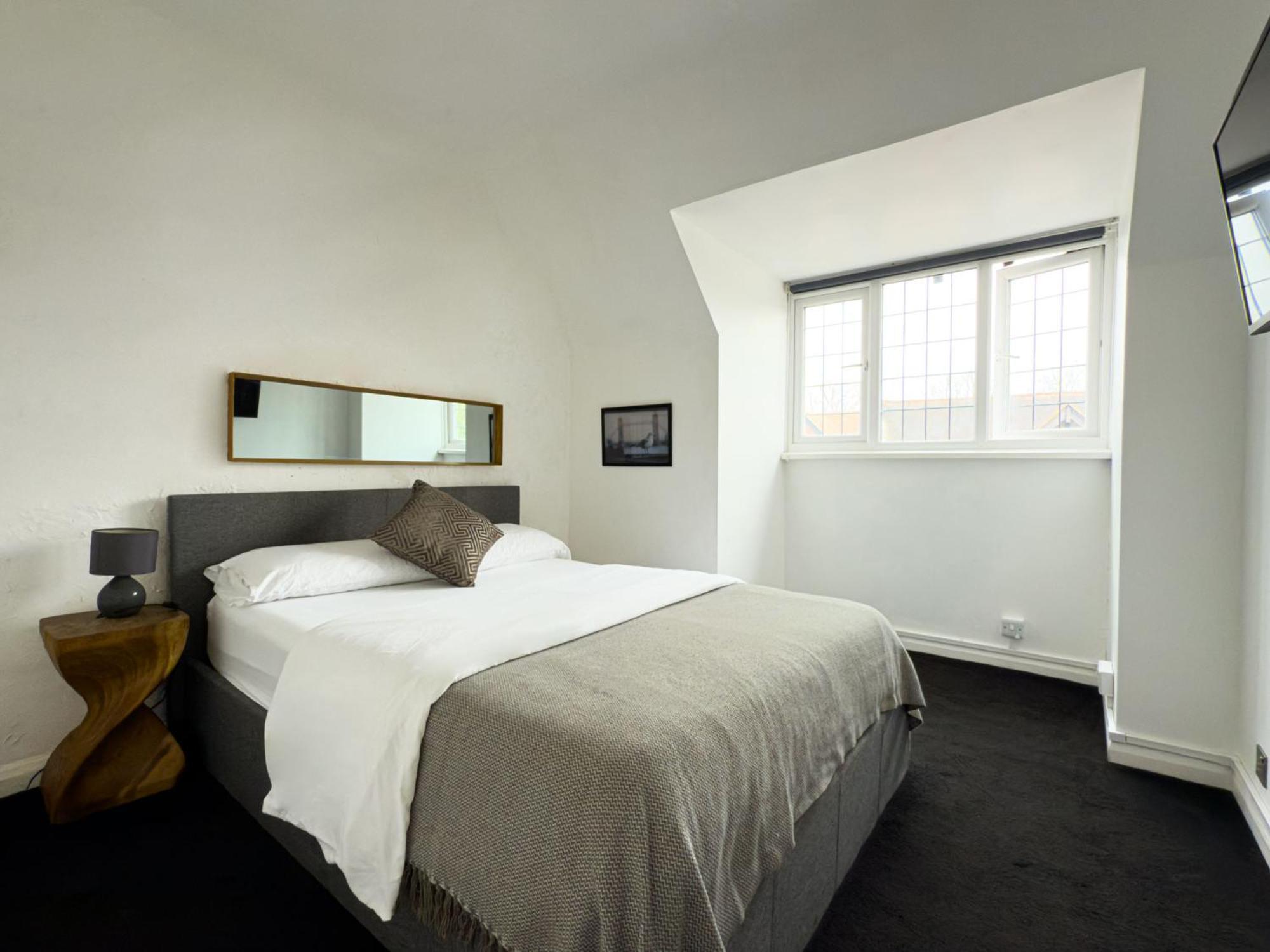 One-Bedroom Flat In Cheam Village Exterior photo
